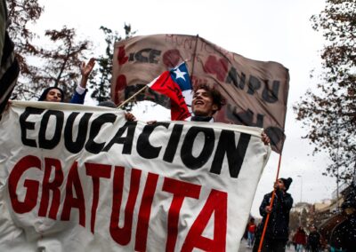 Students will banner Eduacion Gratuita