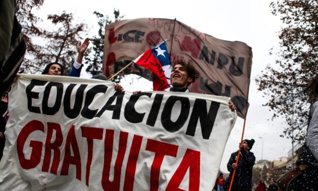 Students will banner Eduacion Gratuita