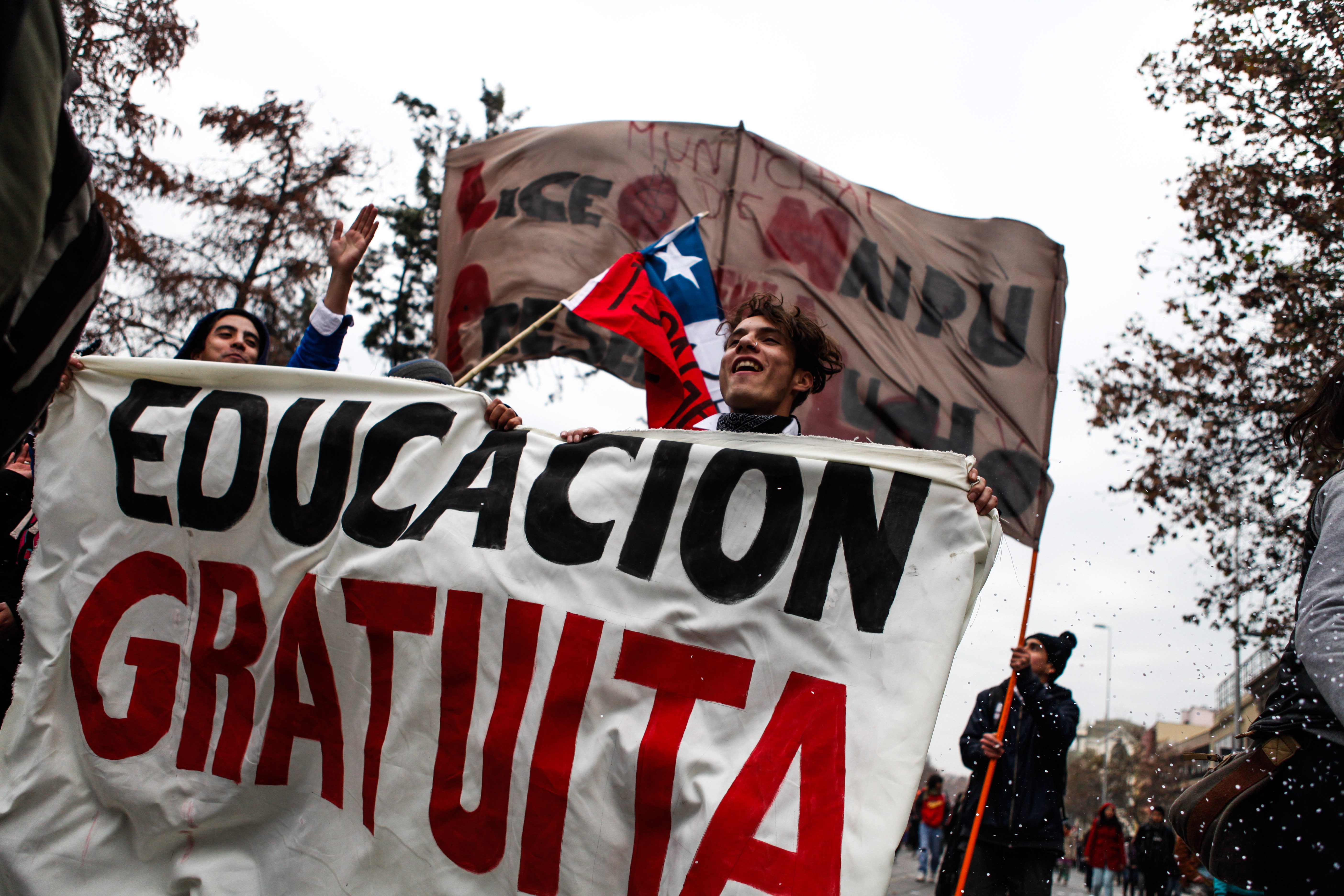 Students will banner Eduacion Gratuita