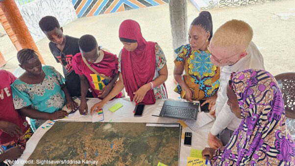 Young researchers prepare for the mapping activities with children.