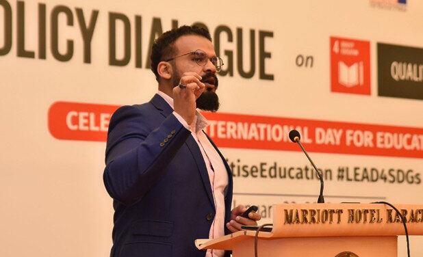 Professor Irfan Ahmed Rind, blog author, presents findings to the Ministers of School Education & Literacy Department and Local Government Department, Government of Sindh, Pakistan.