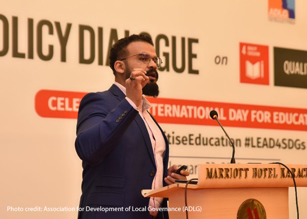 Professor Irfan Ahmed Rind, blog author, presents findings to the Ministers of School Education & Literacy Department and Local Government Department, Government of Sindh, Pakistan.