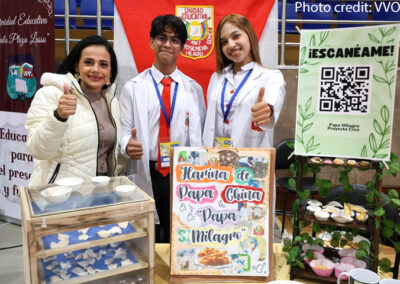 Students at the Feria Nacional CERA in Ecuador.