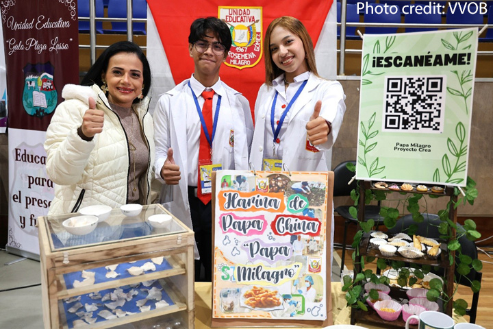 Students at the Feria Nacional CERA in Ecuador.