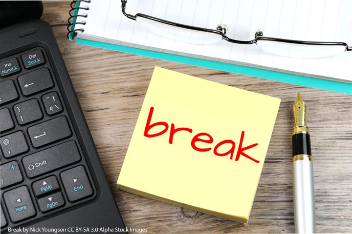 License: https://creativecommons.org/licenses/by-sa/3.0/ Post it note with "break" written on it in red. with keyboard and pen alongside